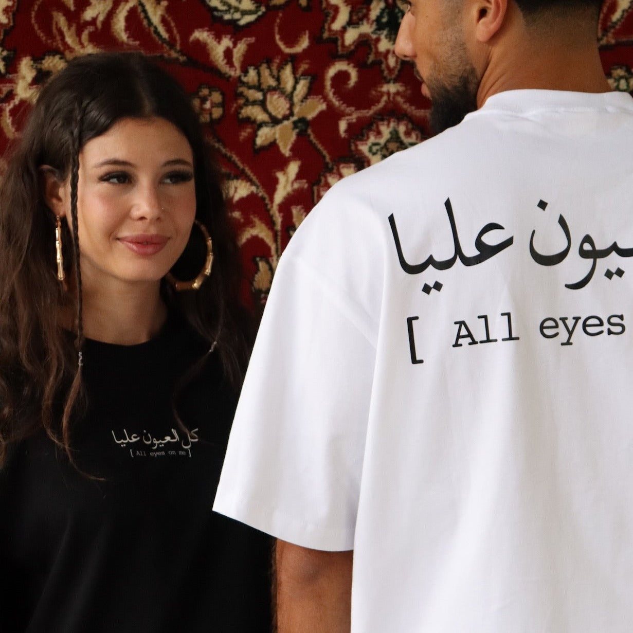 "All eyes on me" Frontprint T-Shirt" schwarz / weiss